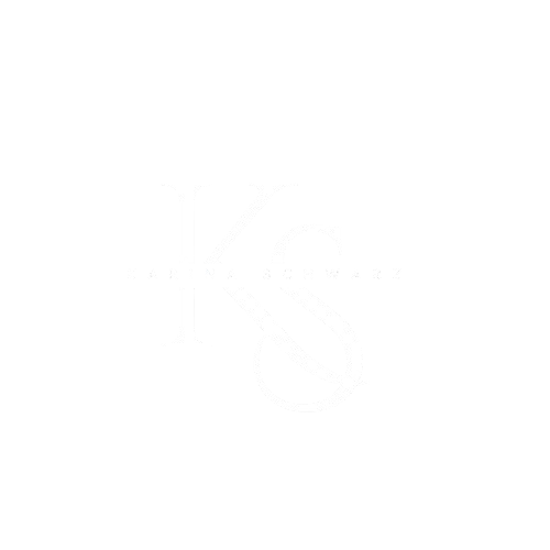 Elegantes Monogramm-Logo für Karina Schwarz Gesangslehrerin in Schwarz-Weiß, bestehend aus den verschlungenen Initialen KS in einer klassischen Serif-Schriftart auf schwarzem Hintergrund.