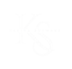 Elegantes Monogramm-Logo für Karina Schwarz Gesangslehrerin in Schwarz-Weiß, bestehend aus den verschlungenen Initialen KS in einer klassischen Serif-Schriftart auf schwarzem Hintergrund.